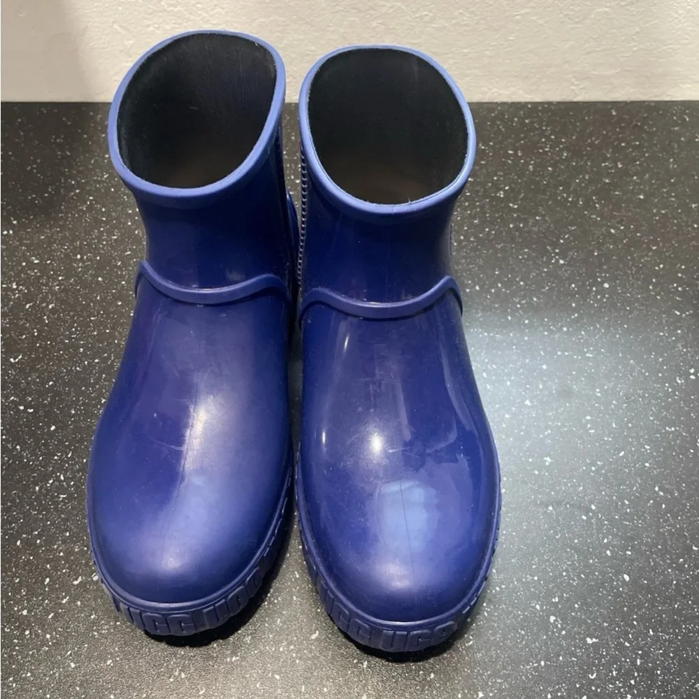 UGG Drizzlita ankle rain boots big kids size 5